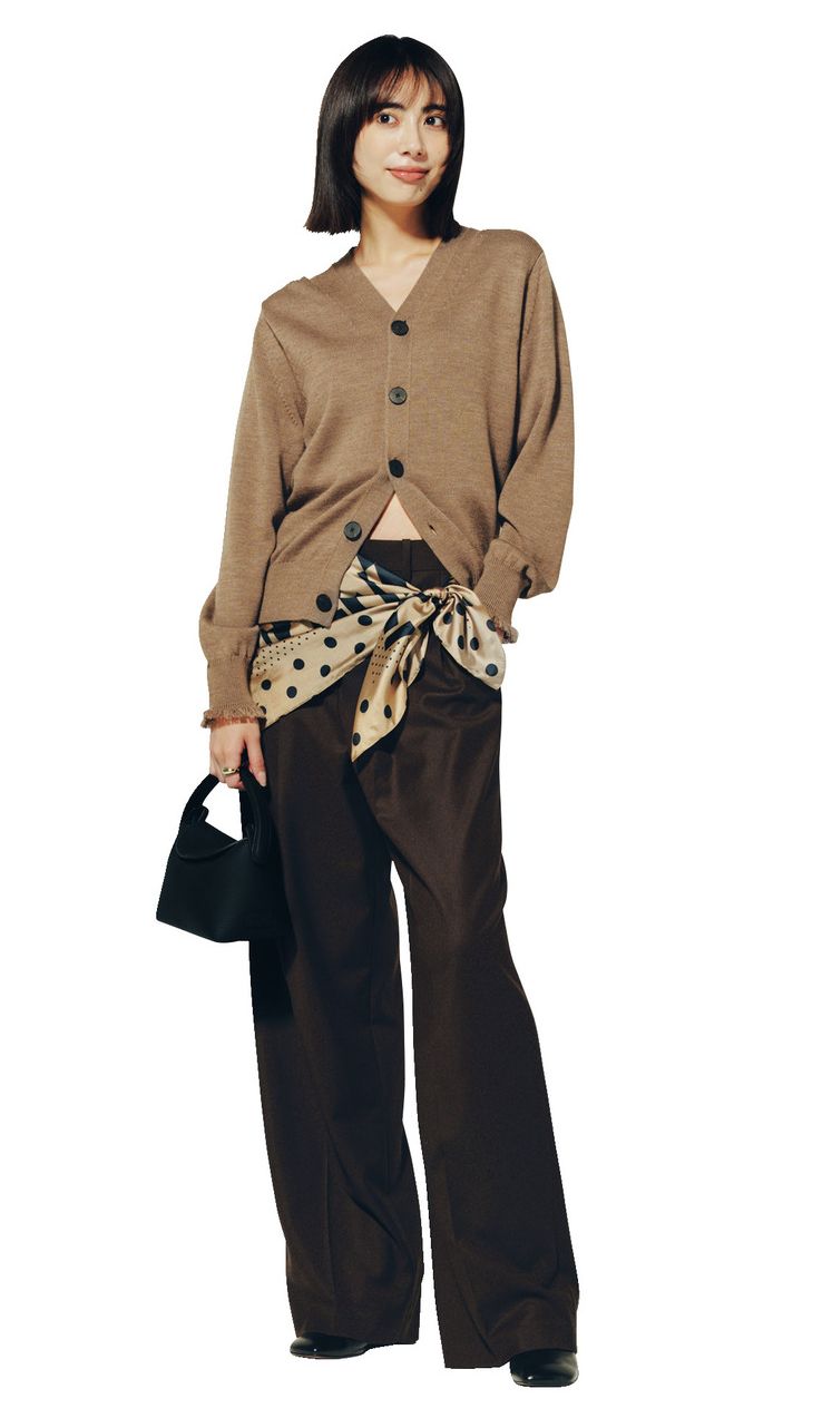 ベージュ・ブラウンのシックなコーデにドット柄スカーフでアクセントを。カーディガン合わせはボタンの開け閉めでスカーフの見え方やバランスを調整しやすいです。スカーフはルーニィ、カーディガンはロエフ、パンツはセオリー、バッグはヴァジックのもの。