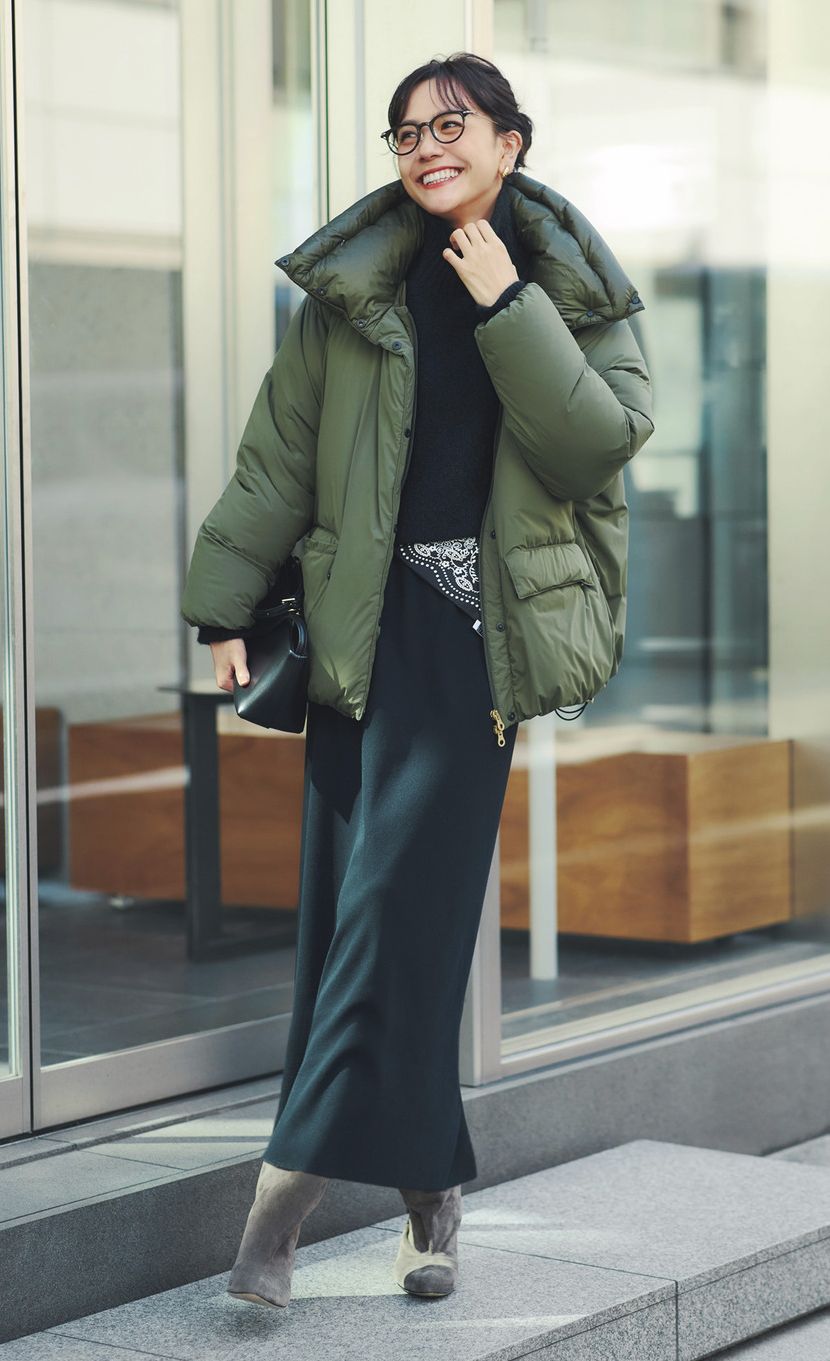 ニットの裾からチラッと見えるスカーフがオシャレ。さりげなく見える程度でも、これがあることでタイトスカート姿に安心感が生まれそうです。上下ワントーンコーデののっぺり見えも防ぎます。スカーフはマニプリ、ダウンコートはデュベティカ、ニットはル フィル、スカートはシップス、ブーツはネブローニ、バッグはプンティのもの。