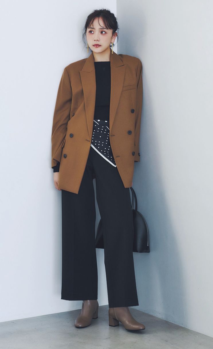 上下黒のパンツスタイルに馴染むカラーのスカーフで適度に主張。ジャケットを羽織ることで見える面積は少なめですが、そのくらいのバランスが取り入れやすそう。スカーフはマニプリ、ジャケットはアンクレイヴ、ニットはコラム、パンツは２３区、ブーツはファビオ ルスコーニ、バッグはメゾン ヴァジックのもの。