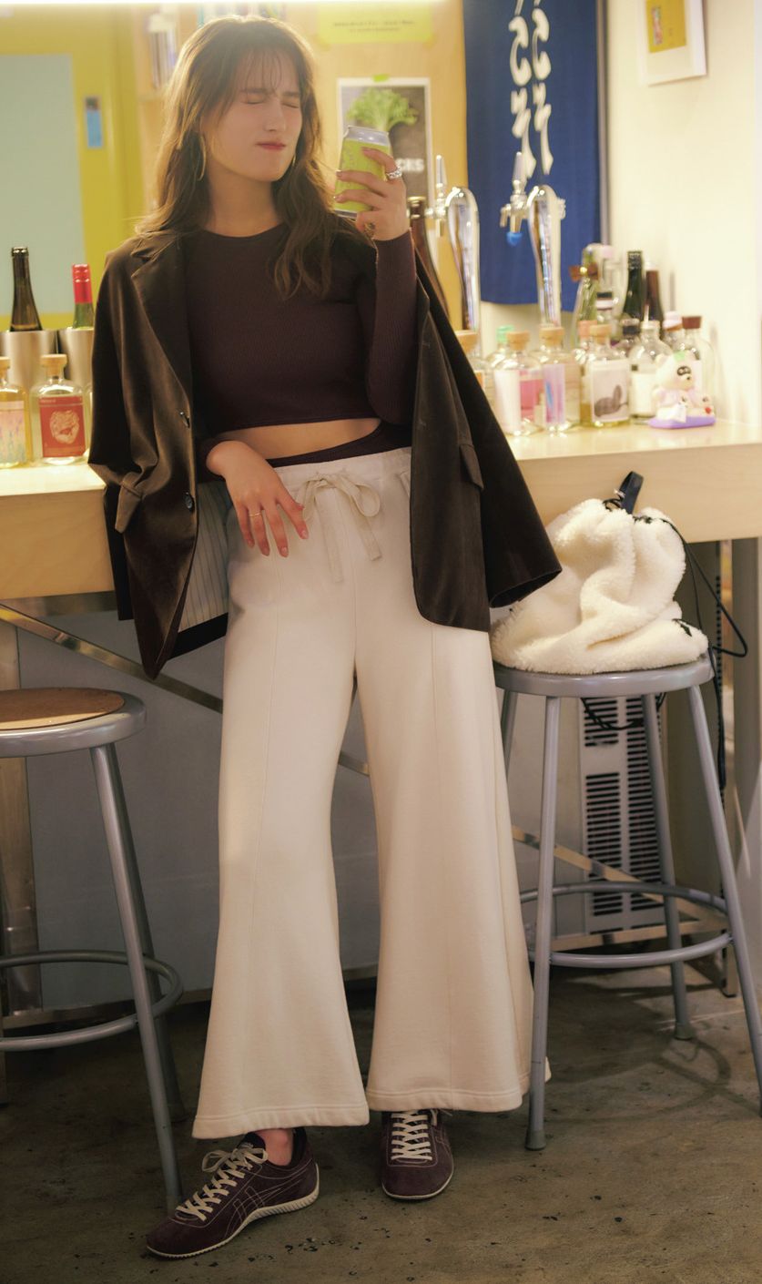 ジャケットと肌見せの女っぽさが、スウェットのゆるさといいバランス。上半身をブラウンでまとめることもシックに見せています。フレアシルエットのスウェットはキレイめに使いやすそう。スウェットパンツはノーブル、ジャケットはミースロエ、ボディスーツはTW、バッグはAKTE、スニーカーはオニツカタイガーのもの。