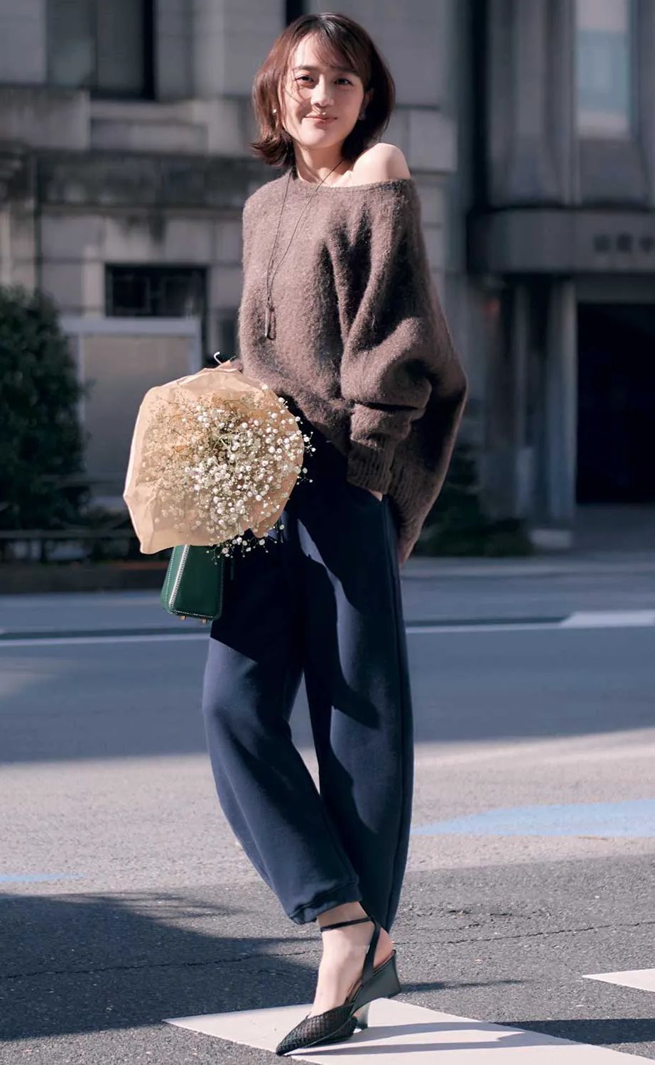 撮影／山岡大志 肩出しニットを合わせたら、全身ゆったりシルエットでも色っぽいスタイルに。柔らかそうなニットの素材感がより雰囲気をアップさせます。裾がすぼまっているパンツはシャープなパンプスと相性良し。スウェットパンツはミースロエ、ニットはApart by、パンプスはダイアナ、バッグはカフネのもの。