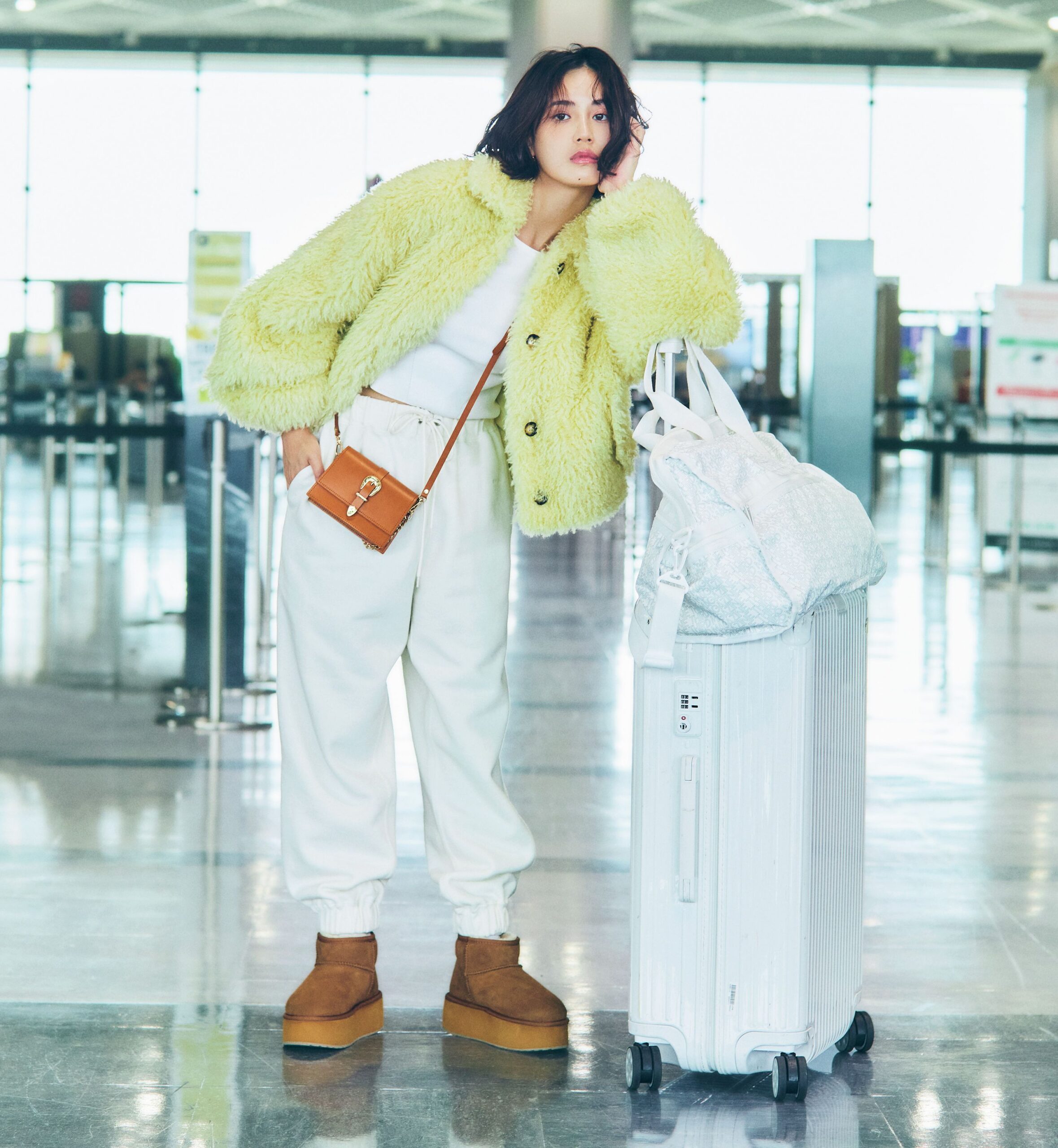 撮影／小川健太郎（SIGNO）、 ボリューミィなボアコートでスウェットカジュアルが今っぽく、リッチに仕上がります。着膨れ防止にトップスは短丈を選び、パンツとメリハリをつけるのが◎。上下を白で統一するのもキレイ見えに効果的。スウェットパンツはエイトンステイプルズ、カットソーはナイスナイスモーメント、コートはエズミ、ポシェットはバイス ベルサ、バッグはレスポートサック、靴はエミュのもの。