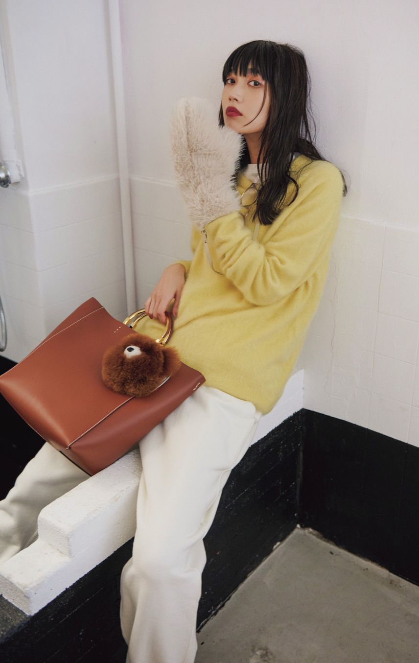 撮影／宮下昌生〈hannah〉 ゆるスウェットとゆるニットに、レディな小物使いでコーディネート。モフモフ素材は、グローブやバッグで取り入れるのがカジュアルに似合います。レザーバッグのゴールドハンドルもポイントに。パンツはエイトンステイプルズ、ニットはエイトン、Tシャツはスローン、手袋はアルポ、バッグはザンケッティのもの。