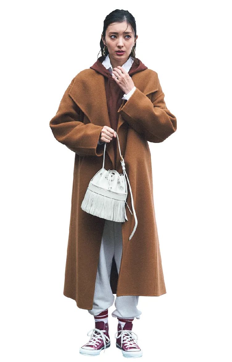 撮影／藤原宏（Pygmy Company） スウェットにフーディのゆるコーデはブラウン×白の配色でエレガントに。フーディの下にシャツを着ることも、キレイ見えを手伝ってくれます。スウェットパンツはアンビアンス、フーディはニューバランス、シャツはアンド アールシー、コートはフレイ アイディー、スニーカーはコンバース、バッグはJ＆M デヴィッドソンのもの。