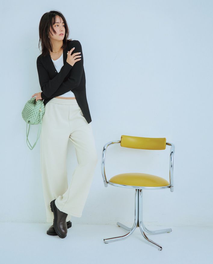撮影／渡辺謙太郎 白色、張りのある素材、裾に絞りのないワイドシルエットという条件が揃い、スウェットでも十分キレイめパンツとして活躍します。タイトなカーディガンを合わせて女っぽさもアップ。お腹のチラ見せもヘルシーにできます。スウェットパンツはMICA & DEAL、カーディガンはエイチ ビューティー&ユース、タンクトップはAKTE、靴はピッピシック、バッグはポレーヌのもの。