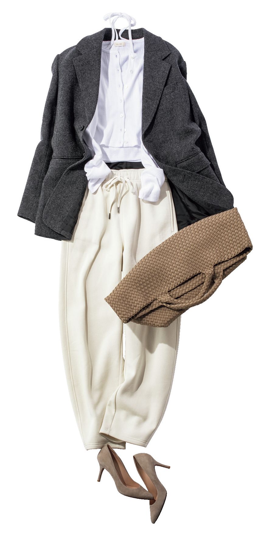 撮影／清藤直樹 スウェットパンツはGU、ジャケットはザ シンゾーン、カーディガンはデ・プレ、靴は銀座かねまつ、バッグはナゲディのもの。