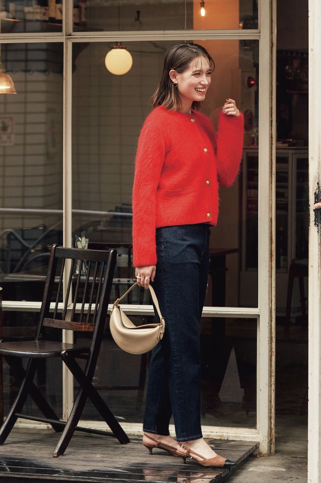 赤ニットと紺デニムでトラッド調。金ボタンのカーディガンが華やかで、前を閉じて着ることでコンサバ感もアップ。デートにも着たくなる装いに。カーディガンはミラ オーウェン、デニムはヘルシーデニム、バッグはJ &Mデヴィッドソン、靴はピモンテのもの。