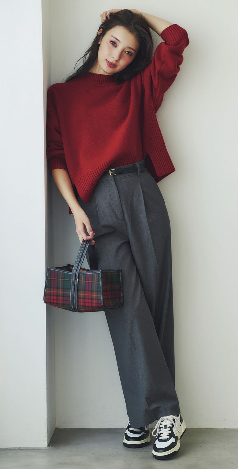赤ニットや赤スウェットをゆるパンツに合わせるだけで女っぽくなれるので、ハンサム派にも嬉しい。バッグやストールでチェック柄を取り入れると、きちんと感も高まります。赤ニットはナチュラル ビューティー ベーシック、パンツはオリヒカ、ベルトはレフィエ、バッグはア ヴァケーション、スニーカーはオートリーのもの。