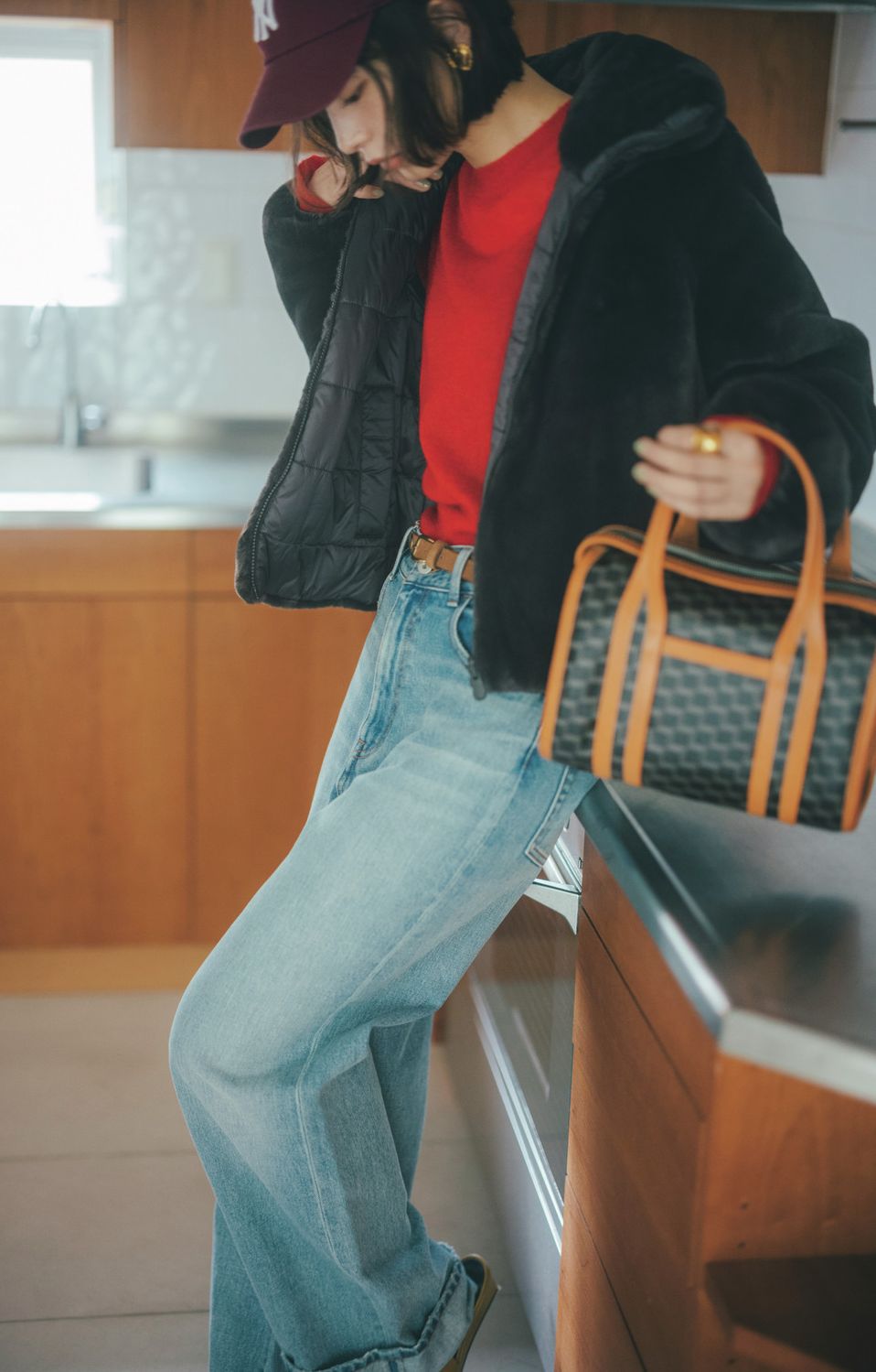 ラフな水色デニムが、赤ニットとボアコートでキャッチーでゴージャスに。テーマパークなど冬の屋外デートにおすすめのスタイルです。赤ニットはスリードッツ、ブルゾンはセーブ・ザ・ダック、デニムはミースロエ、バッグはピエール アルディのもの。