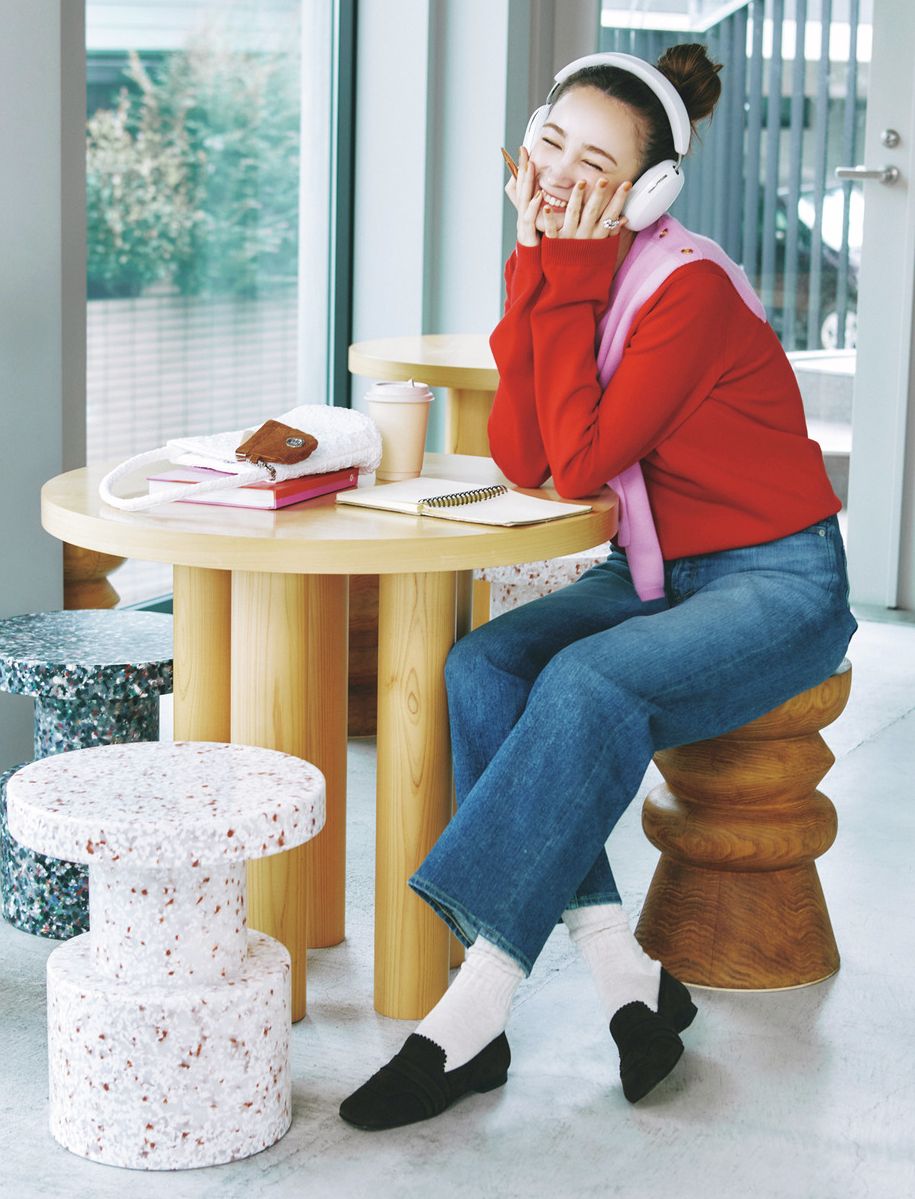 赤とピンクの掛け合わせでよりハッピー感のある上級者なスタイルに。コーデのニットはドッキングデザインですが、肩がけなどでも再現できますし、レイヤードで赤とピンクを楽しむのも◎。ドッキングニットはインク、デニムはヤヌーク、靴はネブローニのもの。