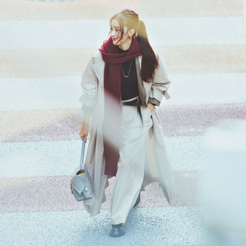 トレンチコートとチェックジャケットの重ね着コーデ