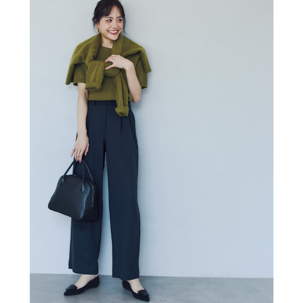 ストレッチ素材のタック入りパンツ