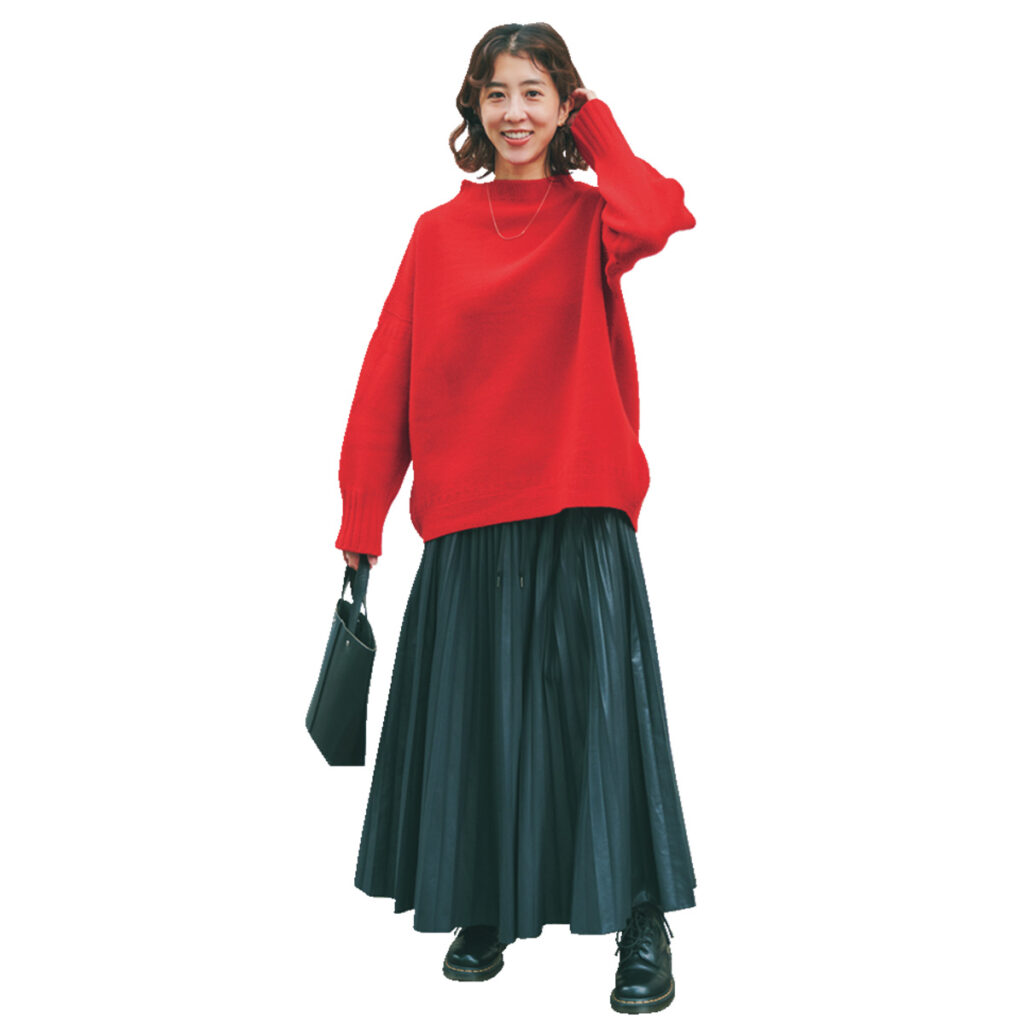 赤ニットとプリーツロングスカートのコーデ