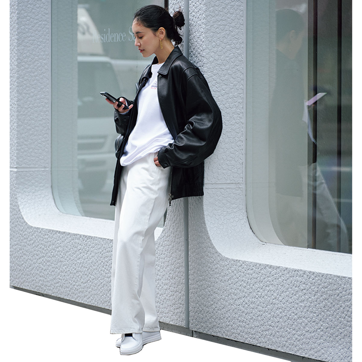 レザーブルゾンと白デニムのコーデ