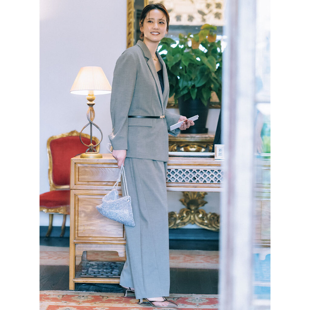 ジャケパンにベルトでウエストマークのお呼ばれコーデ