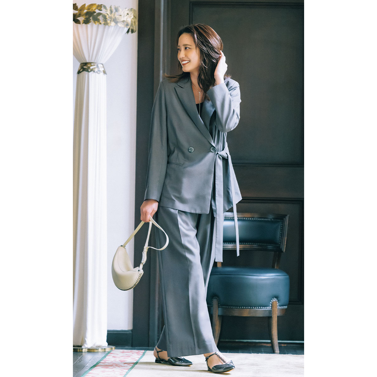 グレーのジャケパンセットアップのお呼ばれコーデ