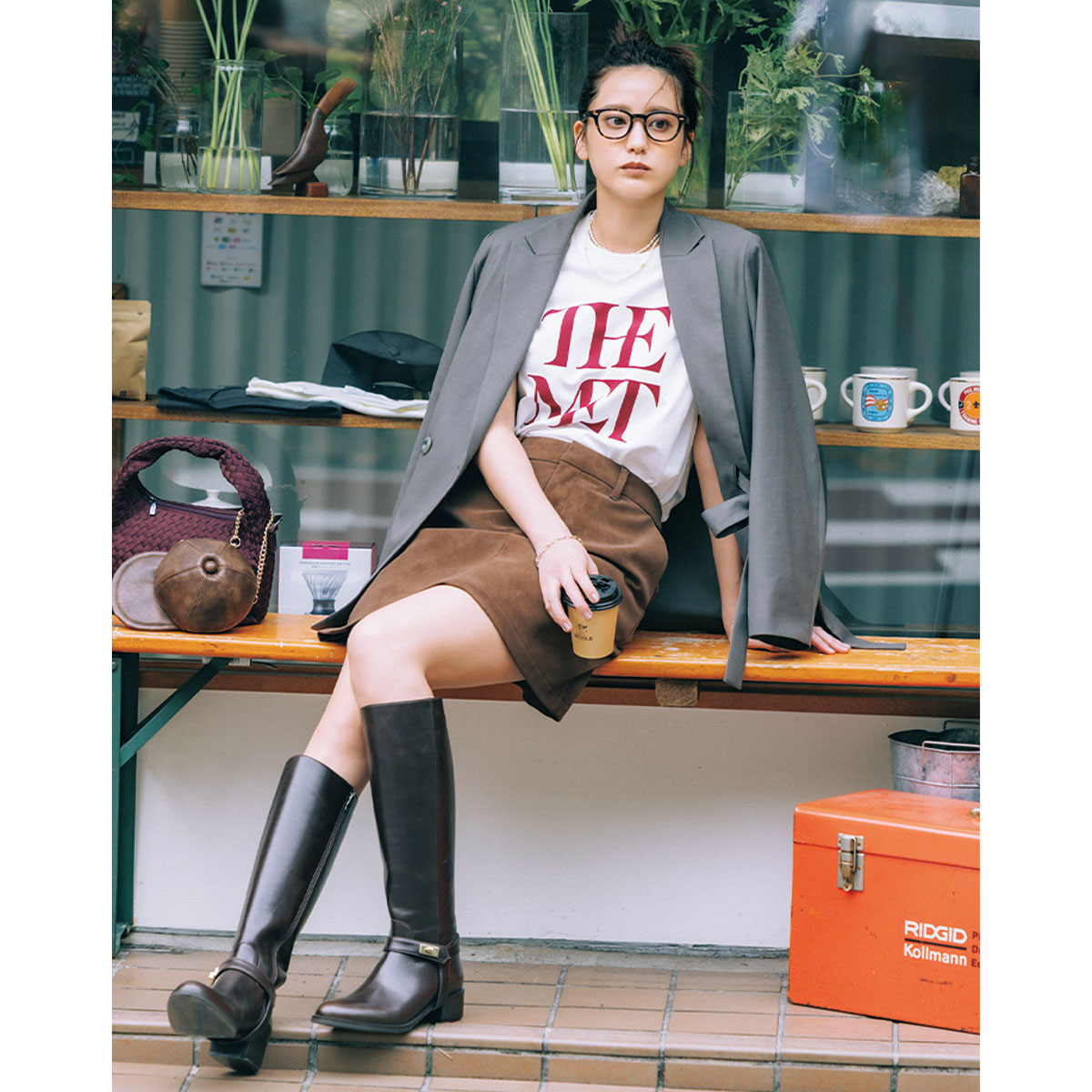 ロゴTとミニスカにジャケットの肩掛けコーデ