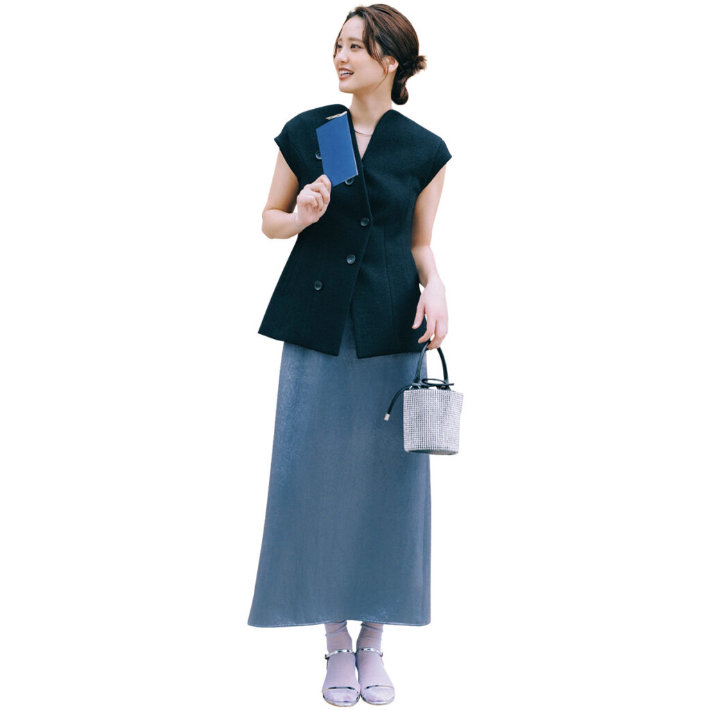 ジレとバックスリット入りスカートのコーデ