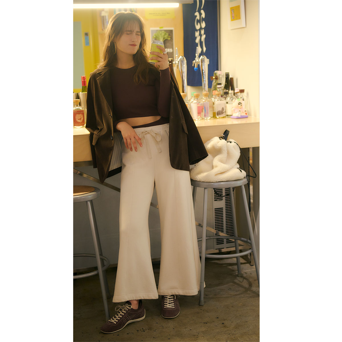 ボディスーツに白スウェットパンツのコーデ