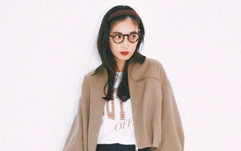 ハンティングジャケット、意外とフェミニンに馴染む理由は？