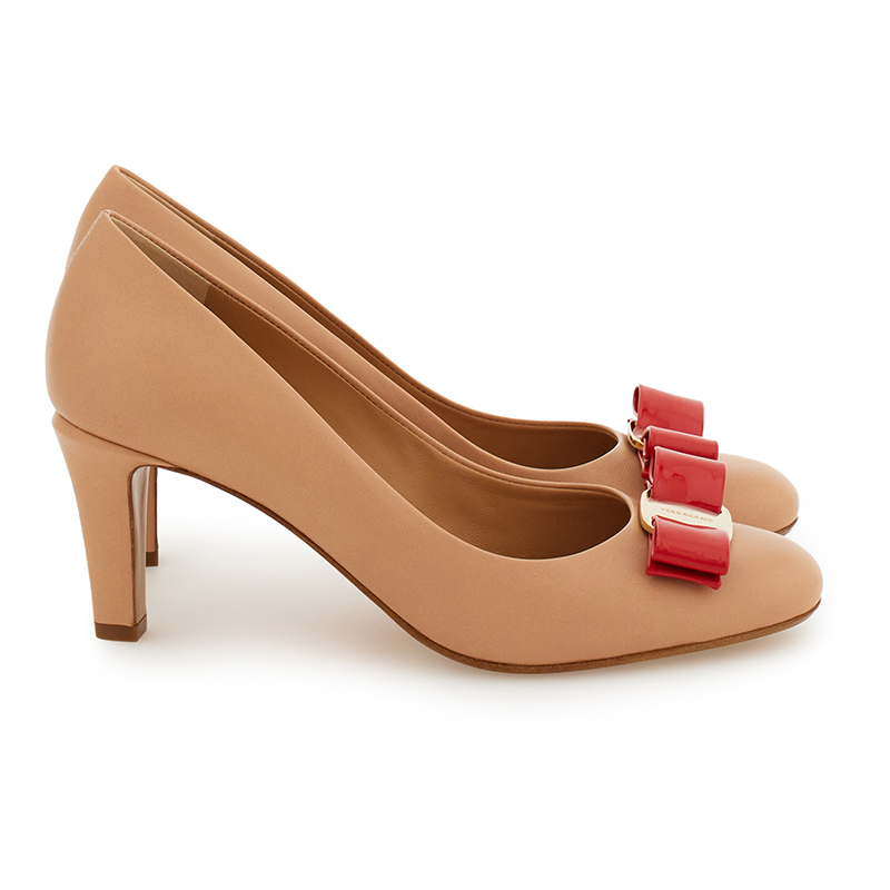 フェラガモ】“VARA”が50周年に向け進化！ 最新シューズコレクション