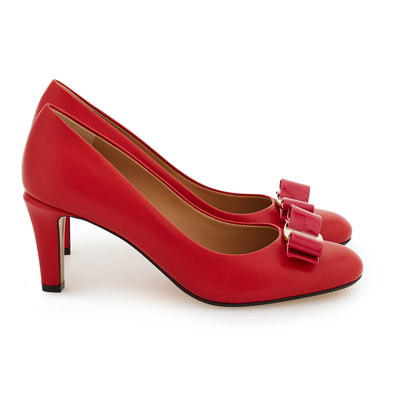 フェラガモ】“VARA”が50周年に向け進化！ 最新シューズコレクション