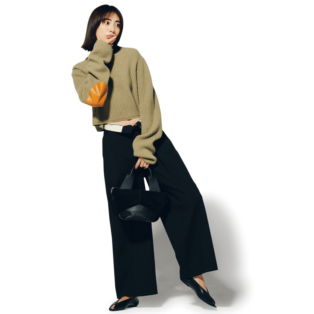 短丈ニットとウエスト折り返しワイドパンツのコーデ