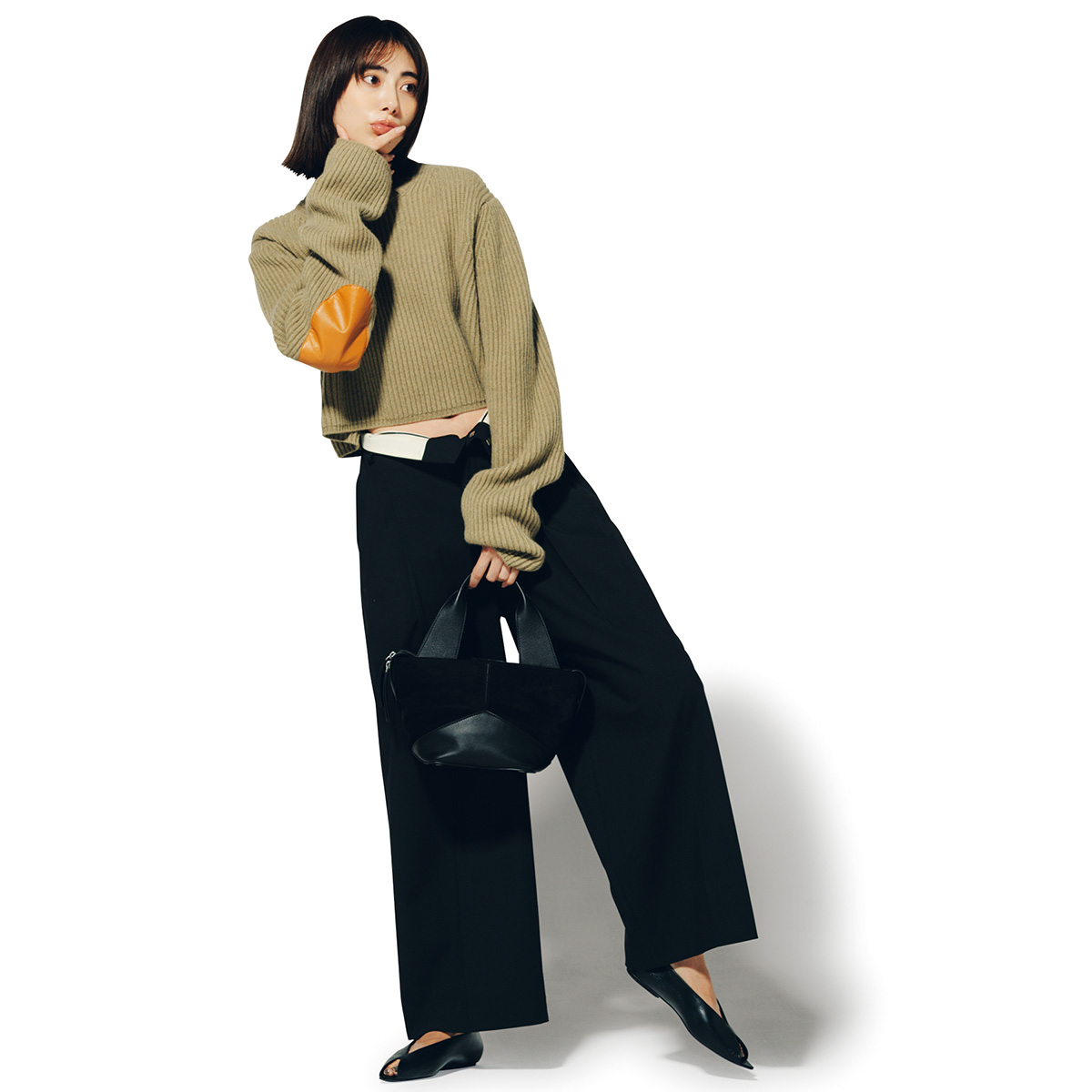 短丈ニットとウエスト折り返しワイドパンツのコーデ