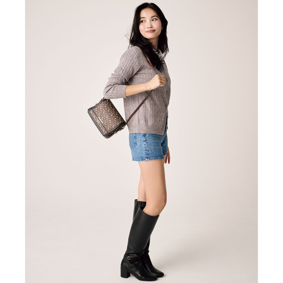 ミニ×ブーツのコーデ