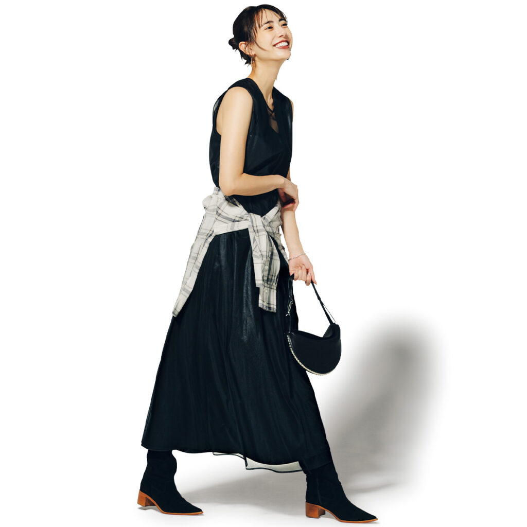 黒ワンピにチェックシャツの腰巻きコーデ