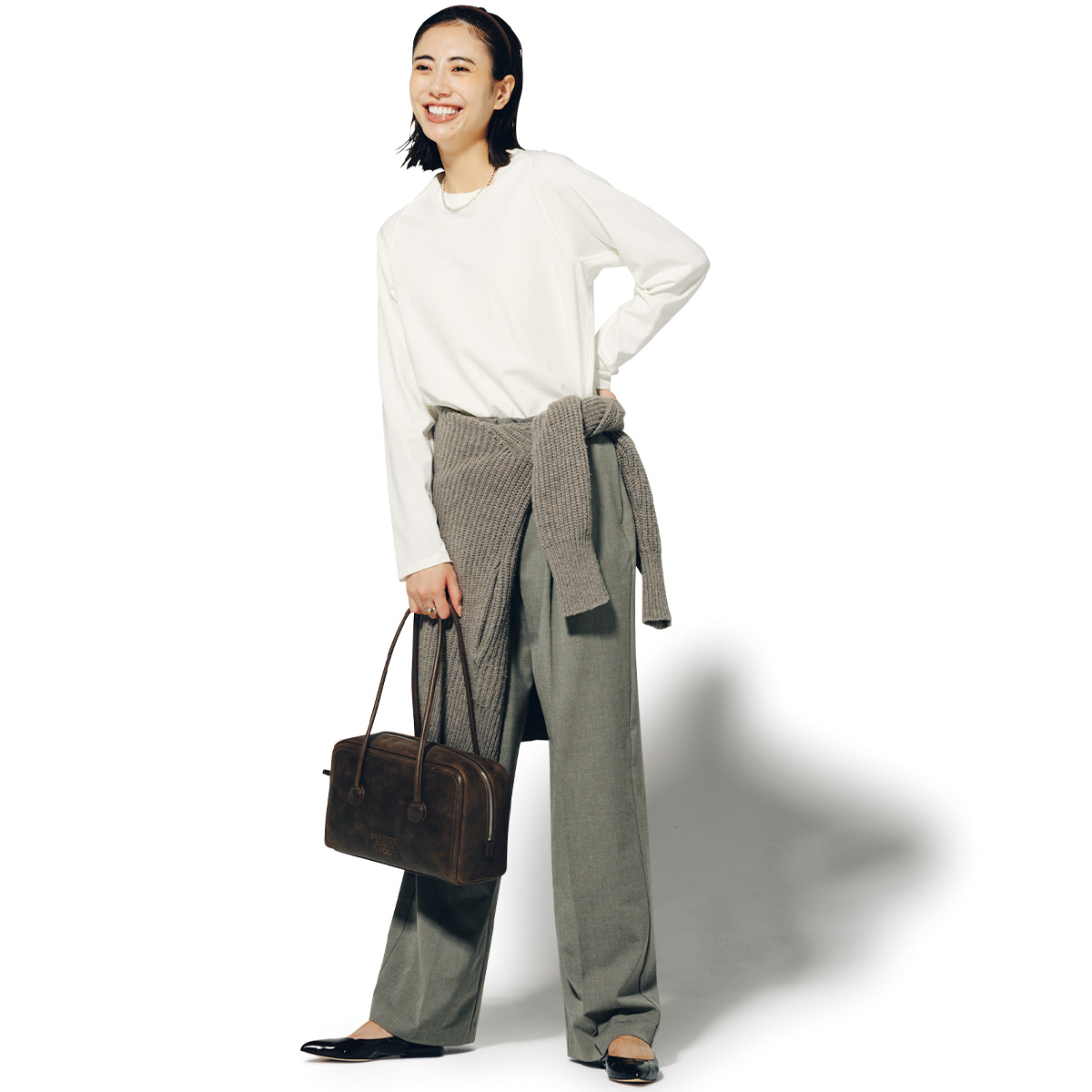 パンツにニットカーデの腰巻きコーデ