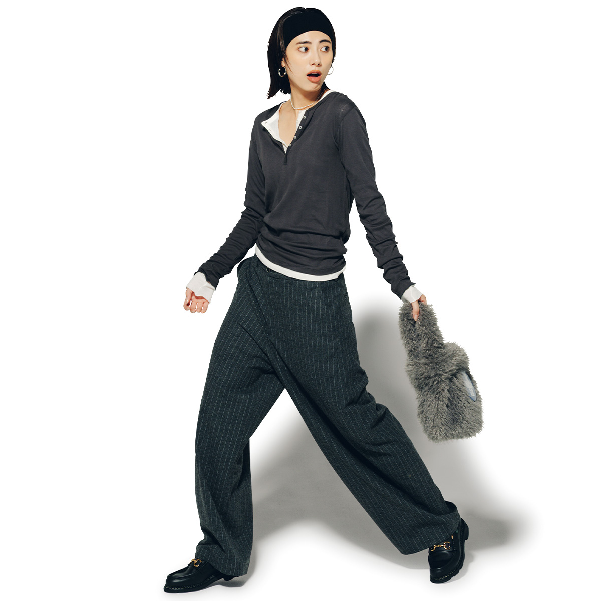 ルーズシルエットワイドパンツとピタッとトップスの2枚重ねコーデ