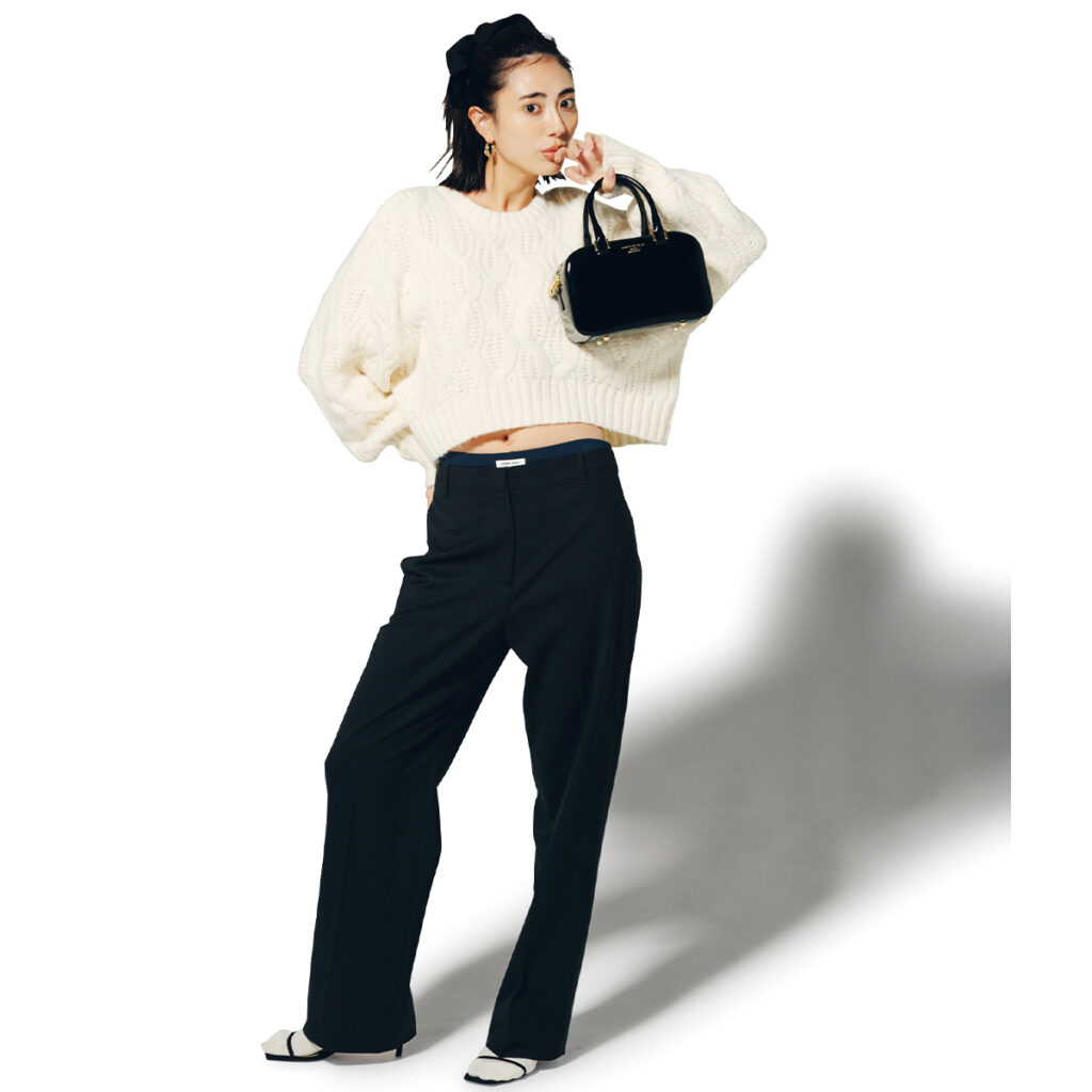 ミドルライズスラックスと白ニットのモノトーンコーデ