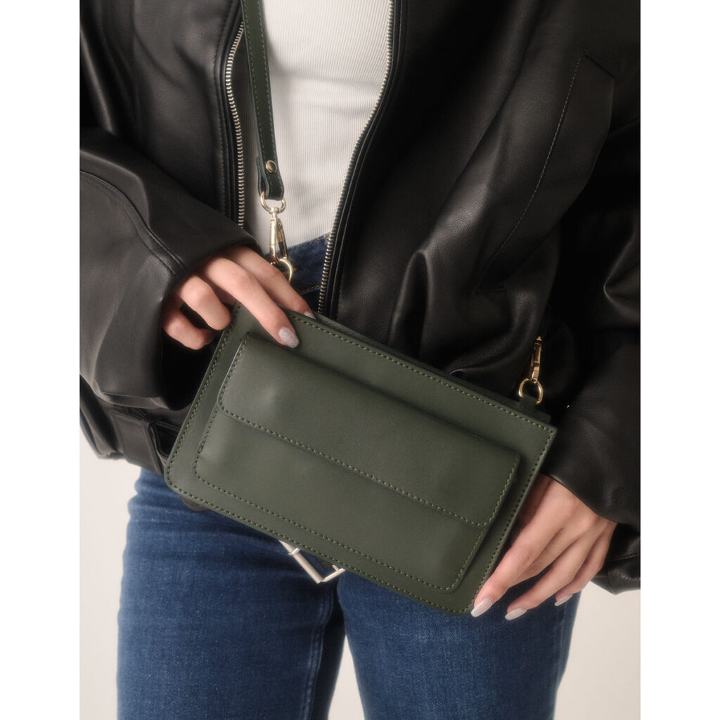 カーキのショルダーバッグ