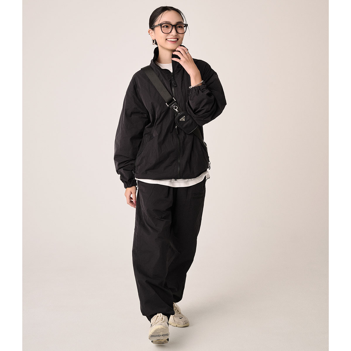 ナイロンセットアップに白Tレイヤードのスポーティコーデ