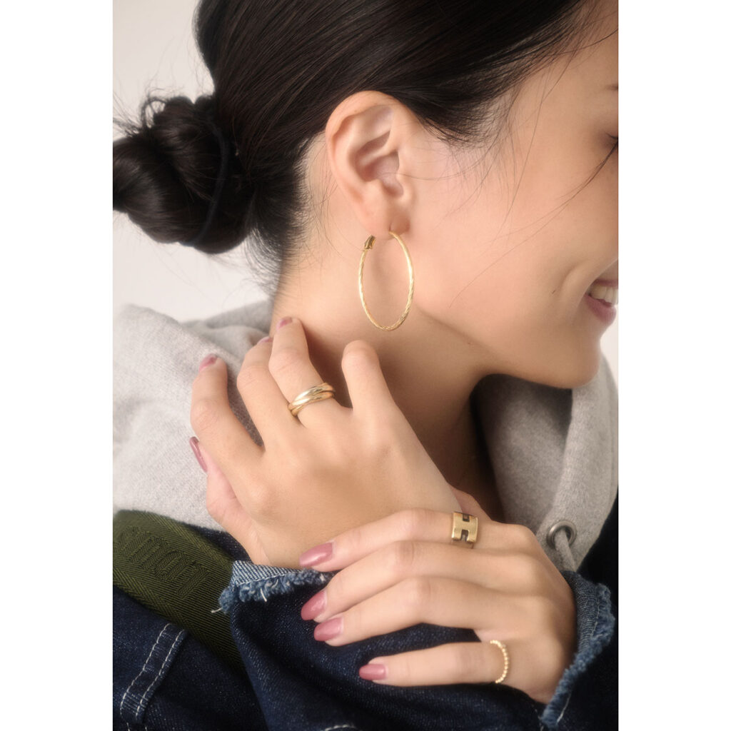 ゴールドのフープピアス