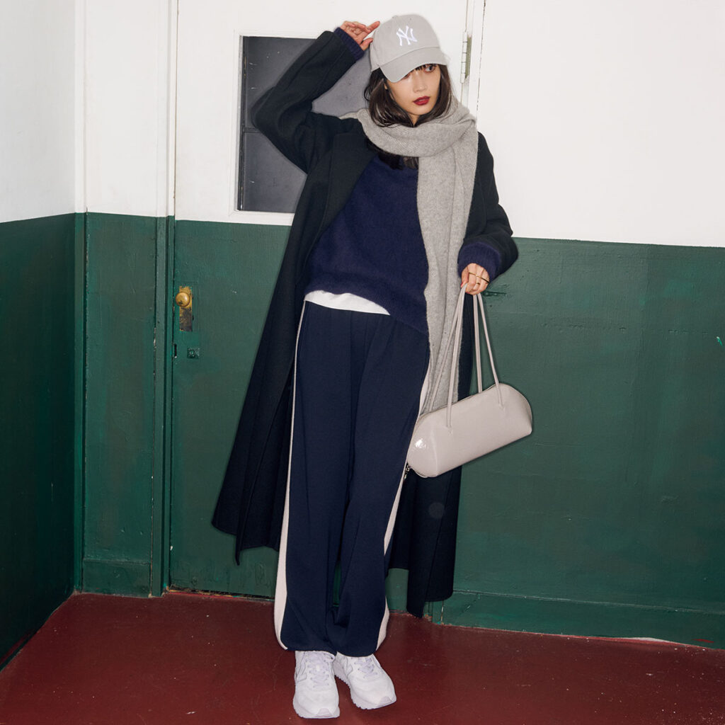 グレー小物がポイントのスポーティミックスコーデ