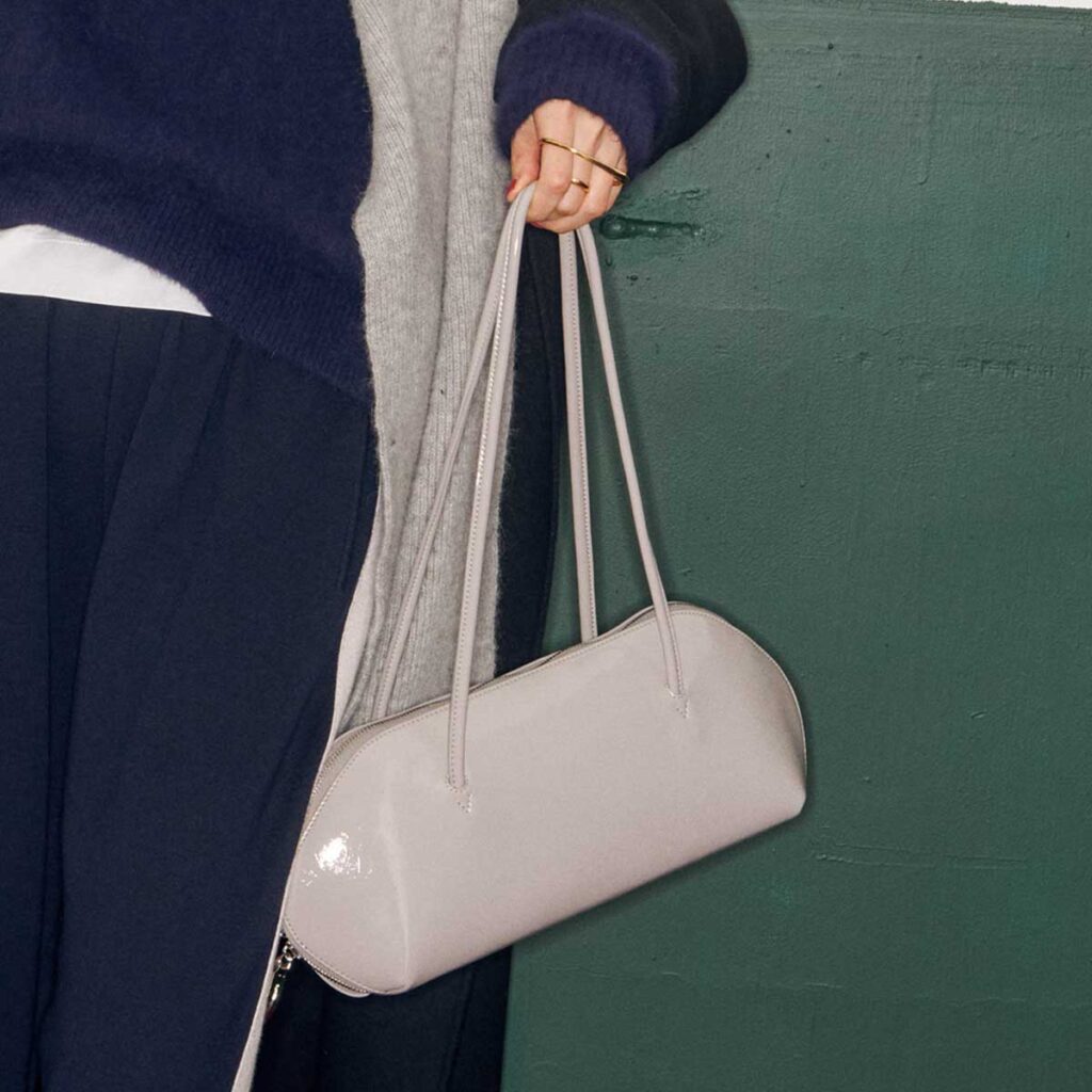 グレーのバッグ