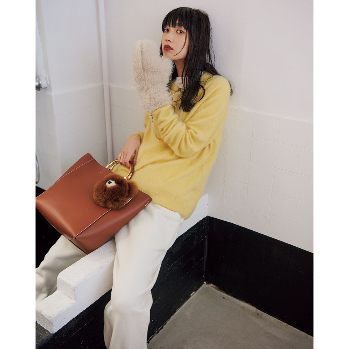 イエローニットと白のスウェットパンツにエナメルのフラットシューズのコーデ