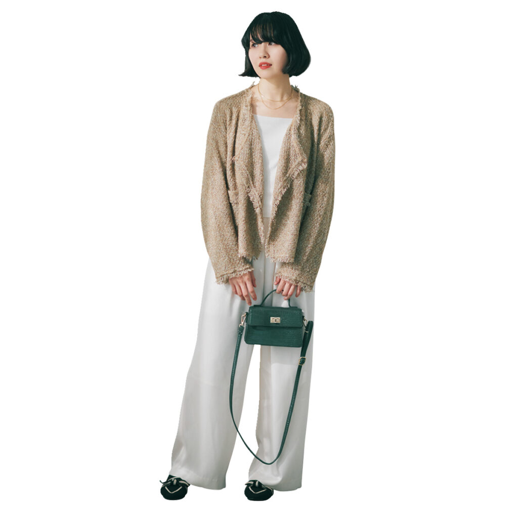 白ワイドパンツにベージュカーデのコーデ