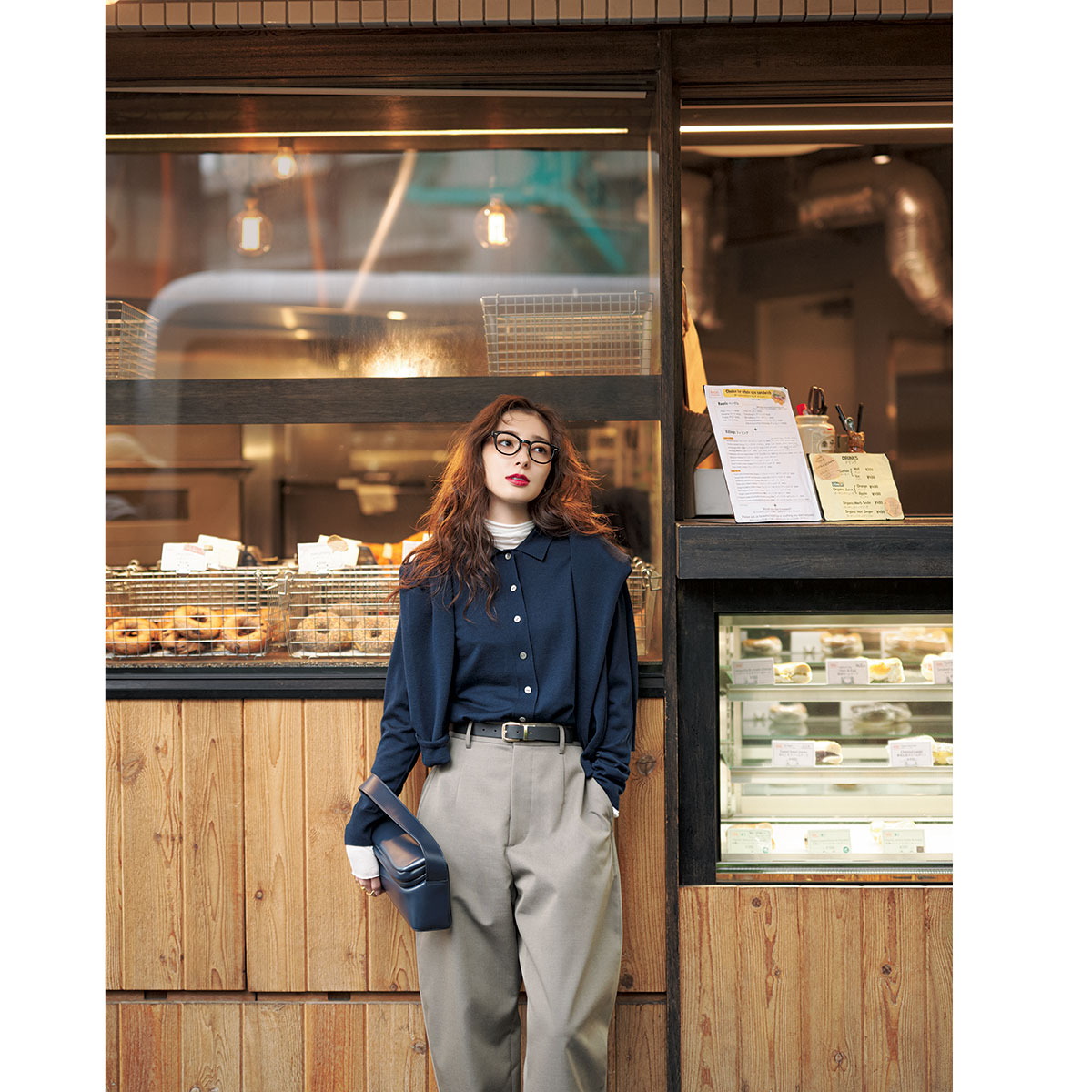 同素材ニットカーデの重ね着コーデ