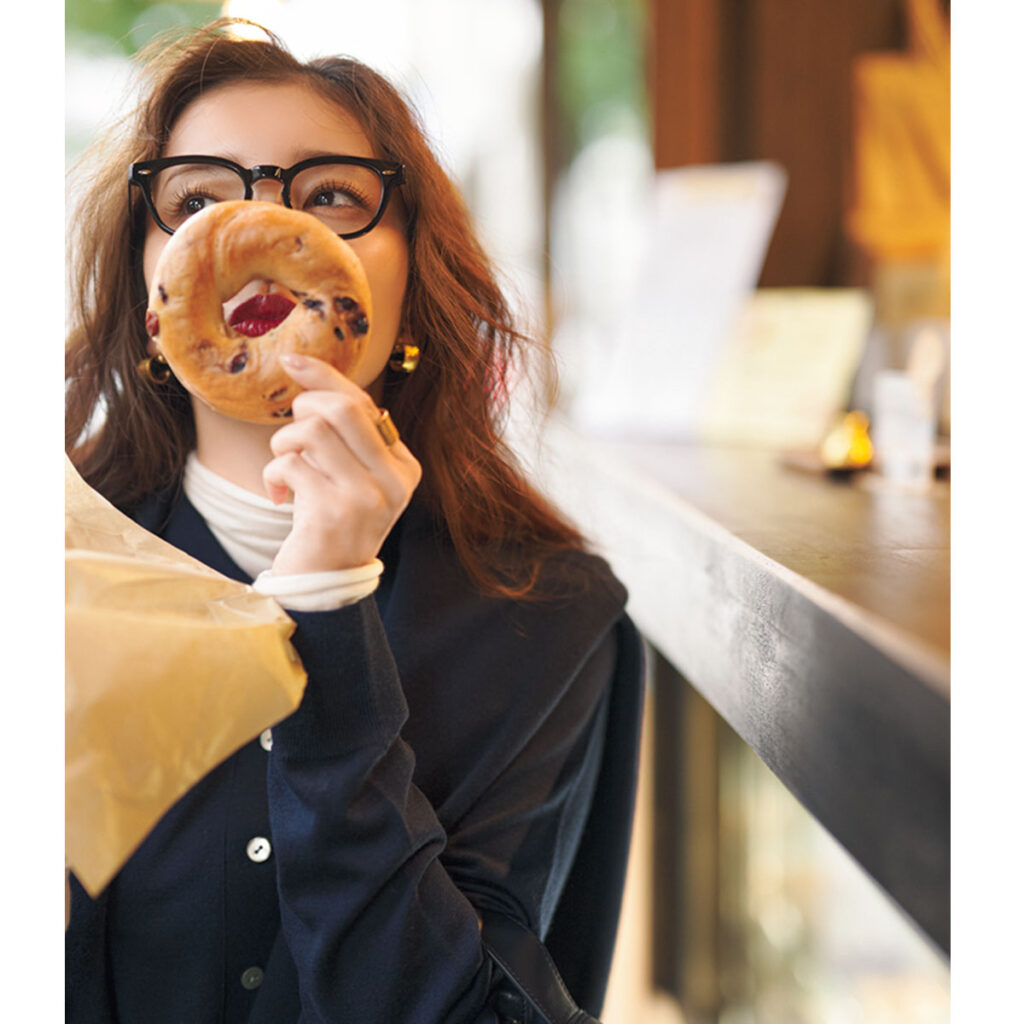 同素材ニットカーデの重ね着コーデ