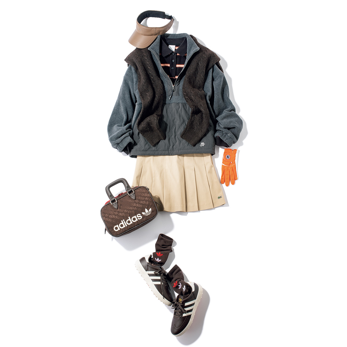 ハーフジップフリースとプリーツスカートとブラウン小物のゴルフコーデ