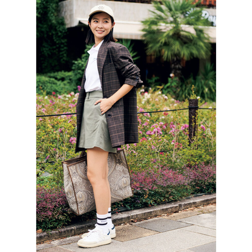 チェックジャケットとカーキのスカートのゴルフコーデ