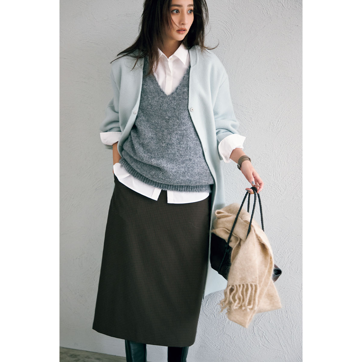 ひざ丈スカートとミントカラーコートのコーデ