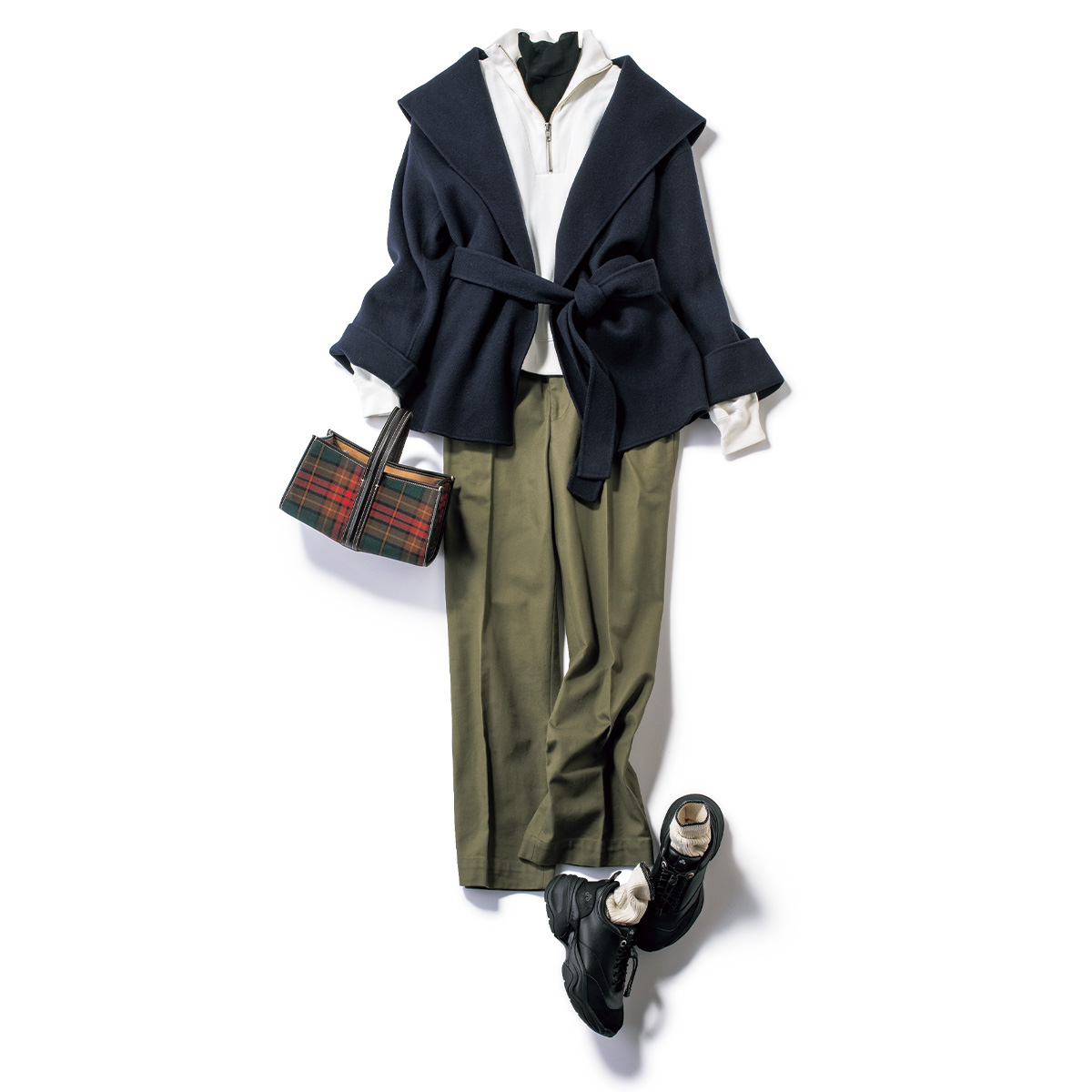 ハーフジップとリバーコートにカーキのパンツのコーデ