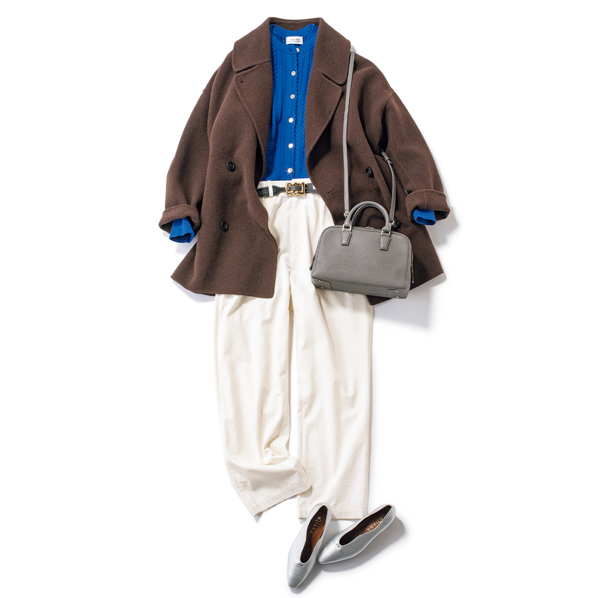 ブルーニットと白パンツにブラウンコートのコーデ