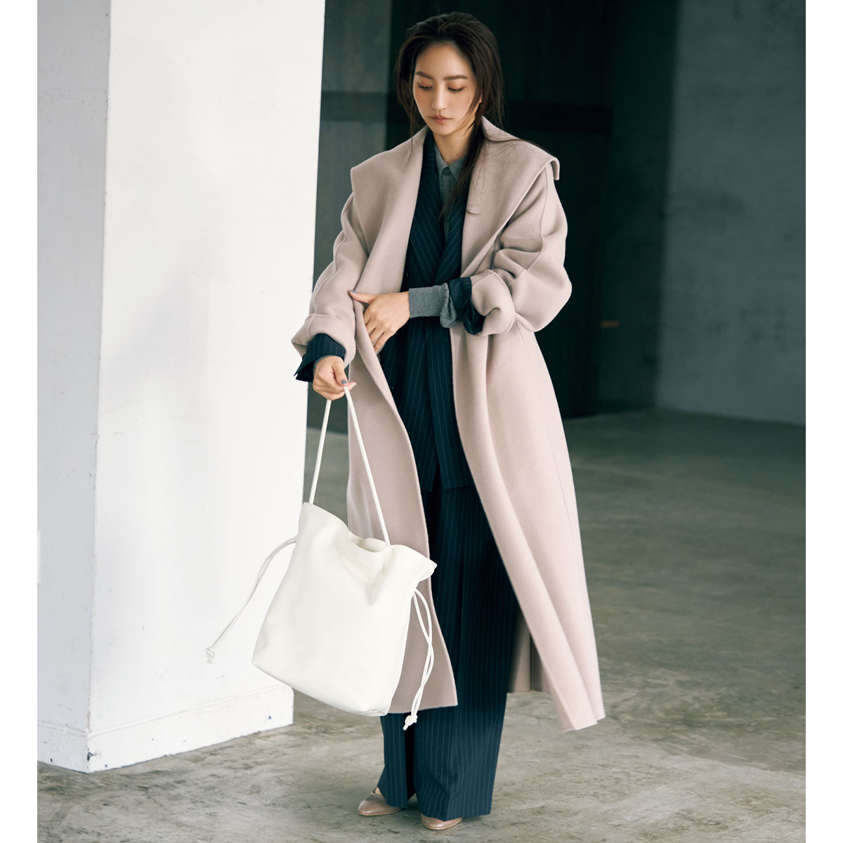 ビッグカラーのロングコート