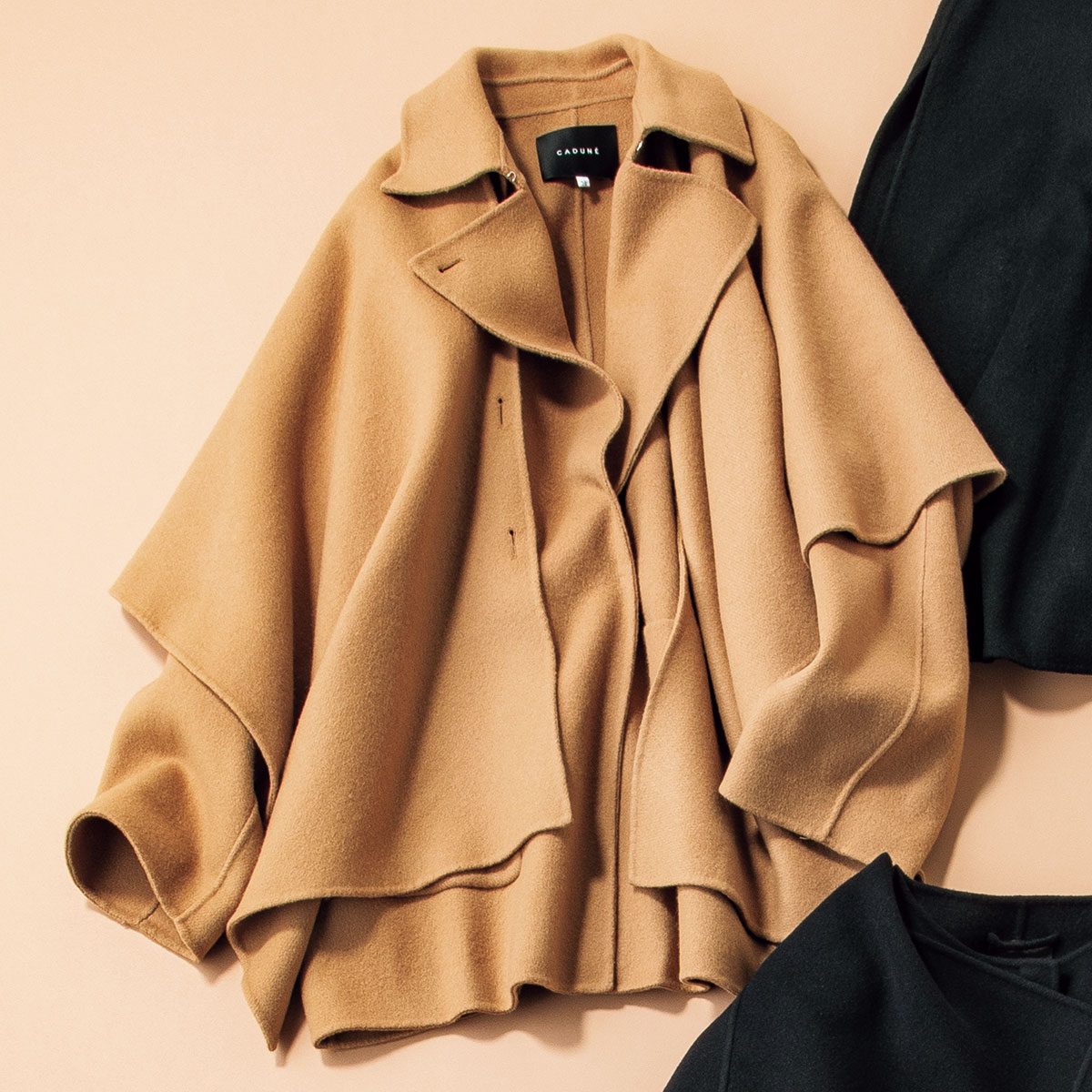 2WAY仕様のケープコート