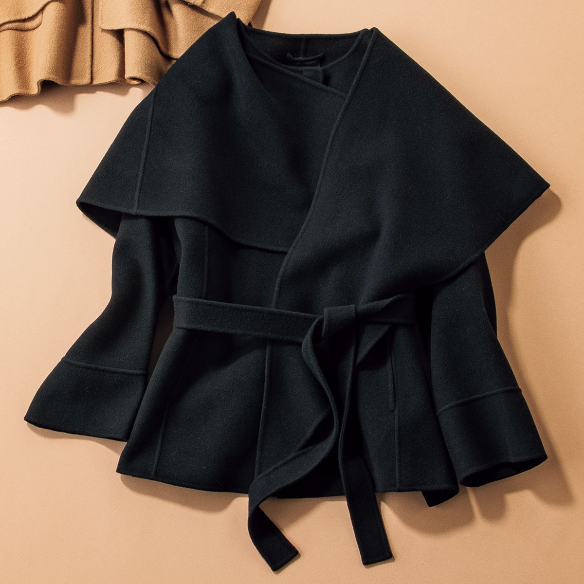 マフラー付きのミドルコート